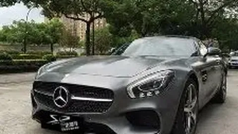 周华健65岁机场亲切与粉丝合影，不带保镖弯腰互动，尽显巨星风范！